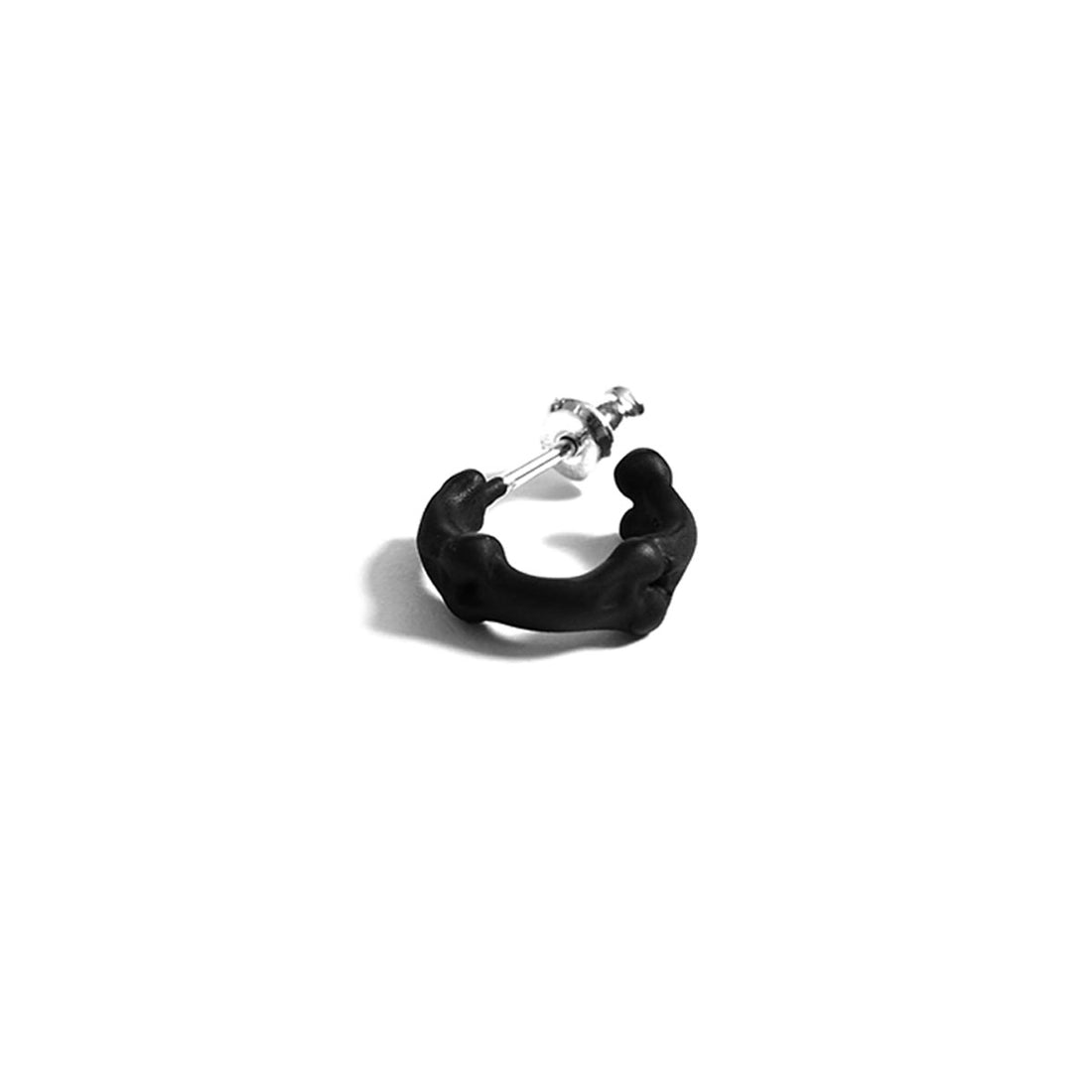 [TAKAHIRO MIYASHITA TheSoloIst]bone shaped earrings.-S- (9mm)/BLACK(sa.0031SS23)