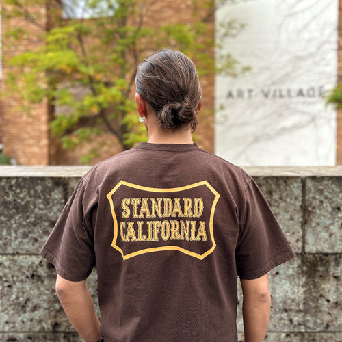 STANDARD CALIFORNIA]SD Heavyweight Basic Logo T/BROWN(TSOAU090 