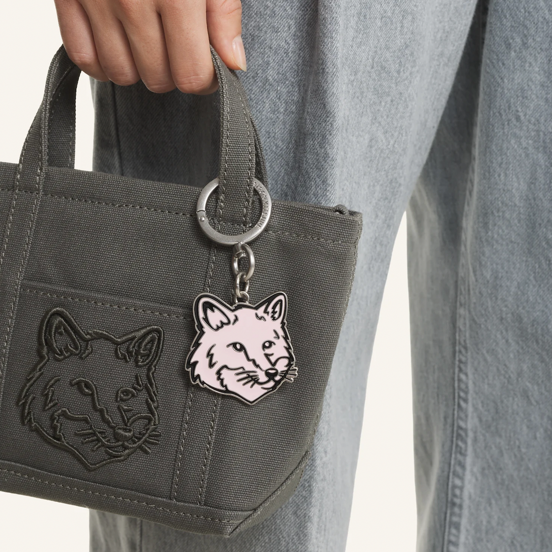 [MAISON KITSUNE]FOX HEAD CHARM/Delicate pink(PM06900AM1002)