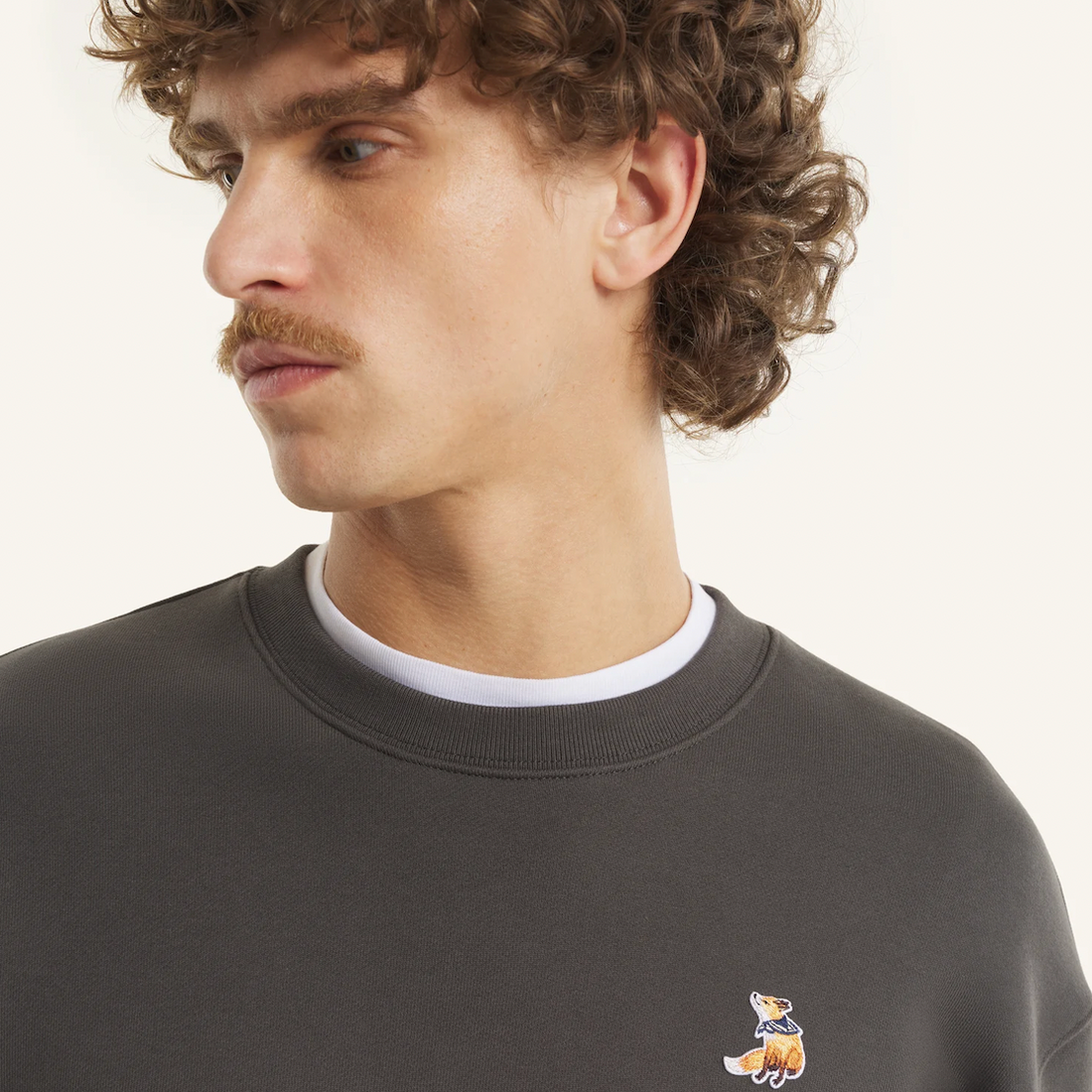 [MAISON KITSUNE]DREAMING FOX COMFORT SWEATSHIRT/Beluga(QM00301KM0341)