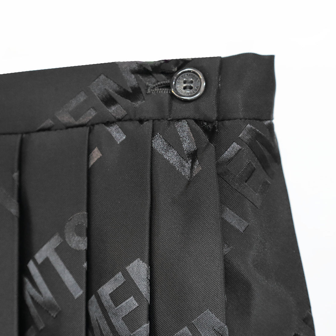 [VETEMENTS]MONOGRAM PLEATED SKIRT/BLACK(WE54SK360)
