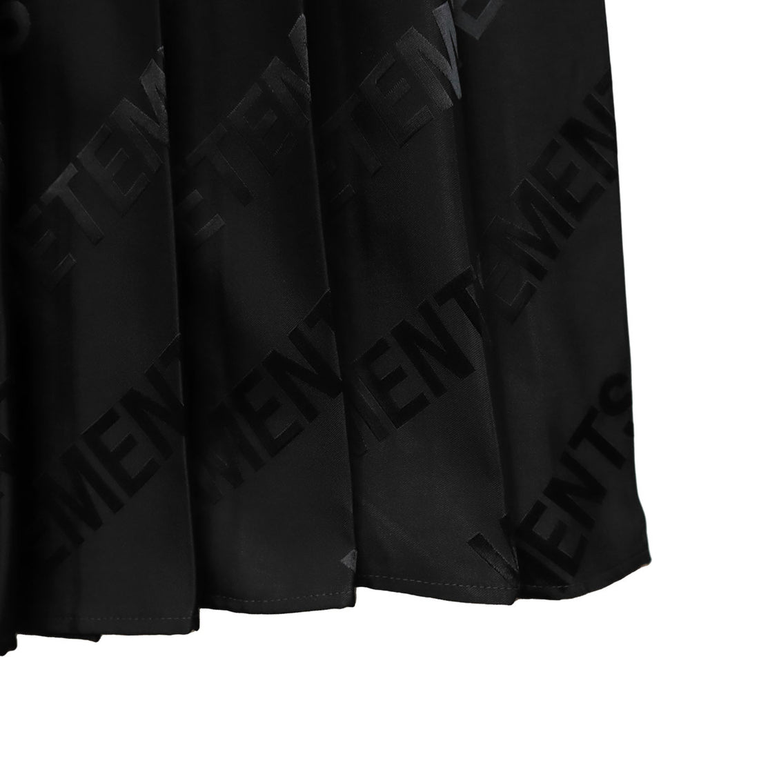 [VETEMENTS]MONOGRAM PLEATED SKIRT/BLACK(WE54SK360)