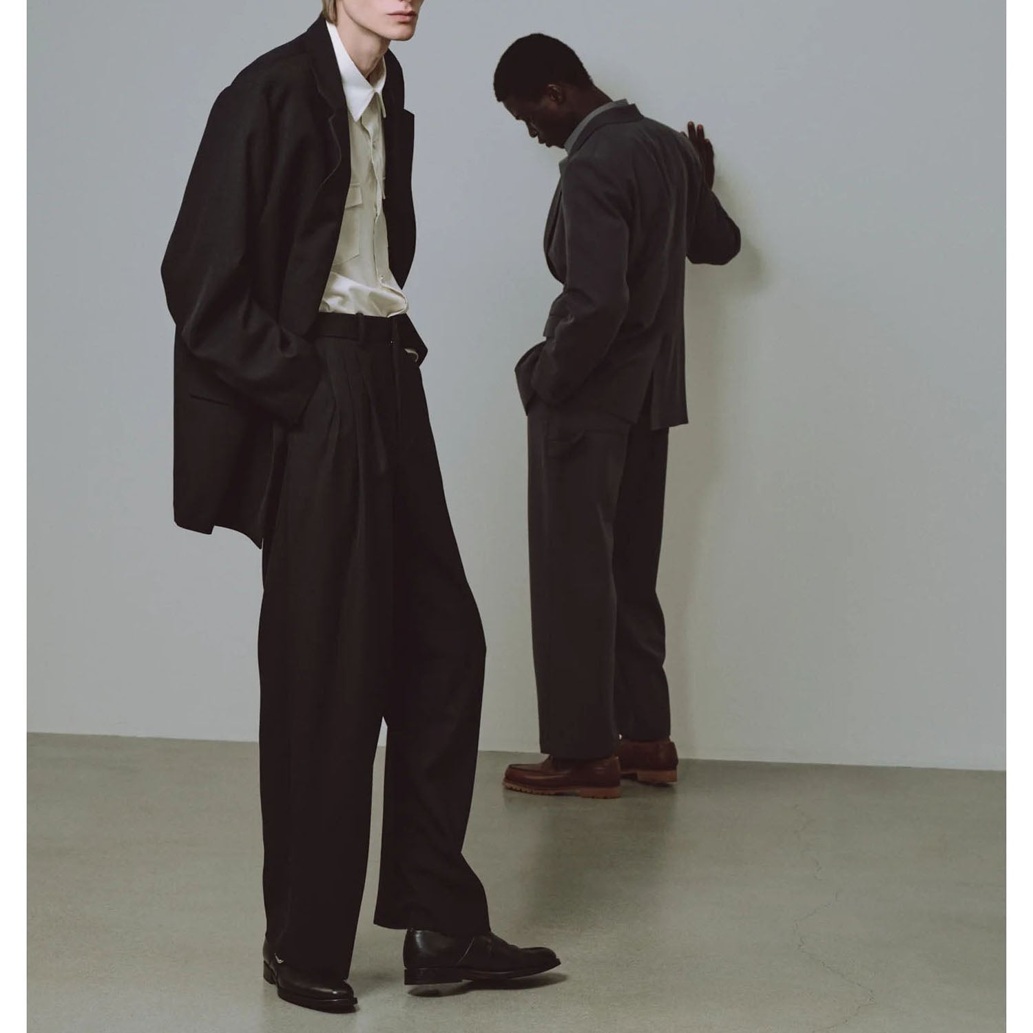 MARKAWARE]TRIPLE PLEATED WIDE TROUSERS/BLACK(A25C06PT02C) – R&Co.