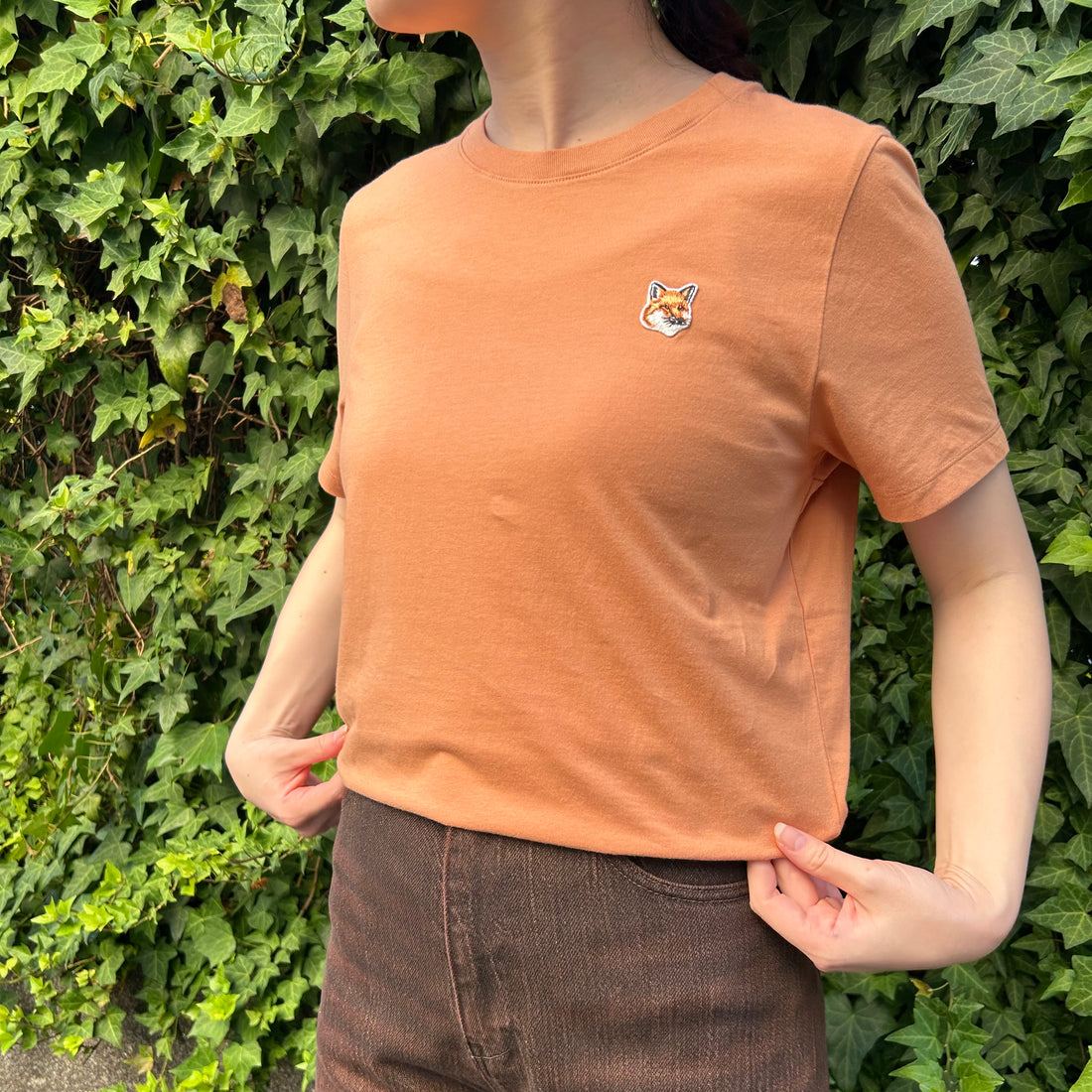 [MAISON KITSUNE]FOX HEAD PATCH REGULAR TEE-SHIRT/SADDLE(LW00105KJ0008)