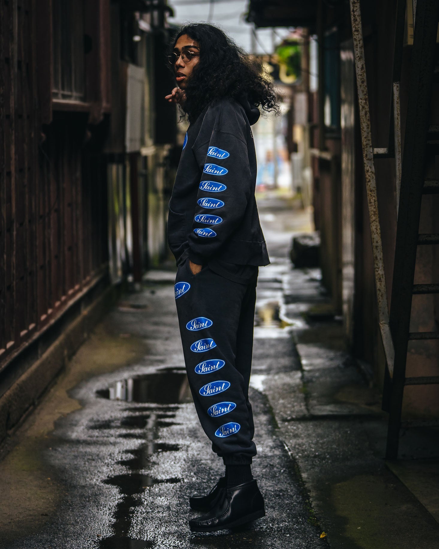 SAINT Mxxxxxx]SWEAT PANTS/LOVE AMONG/BLACK(SM-HR1-0000-061) – R&Co.