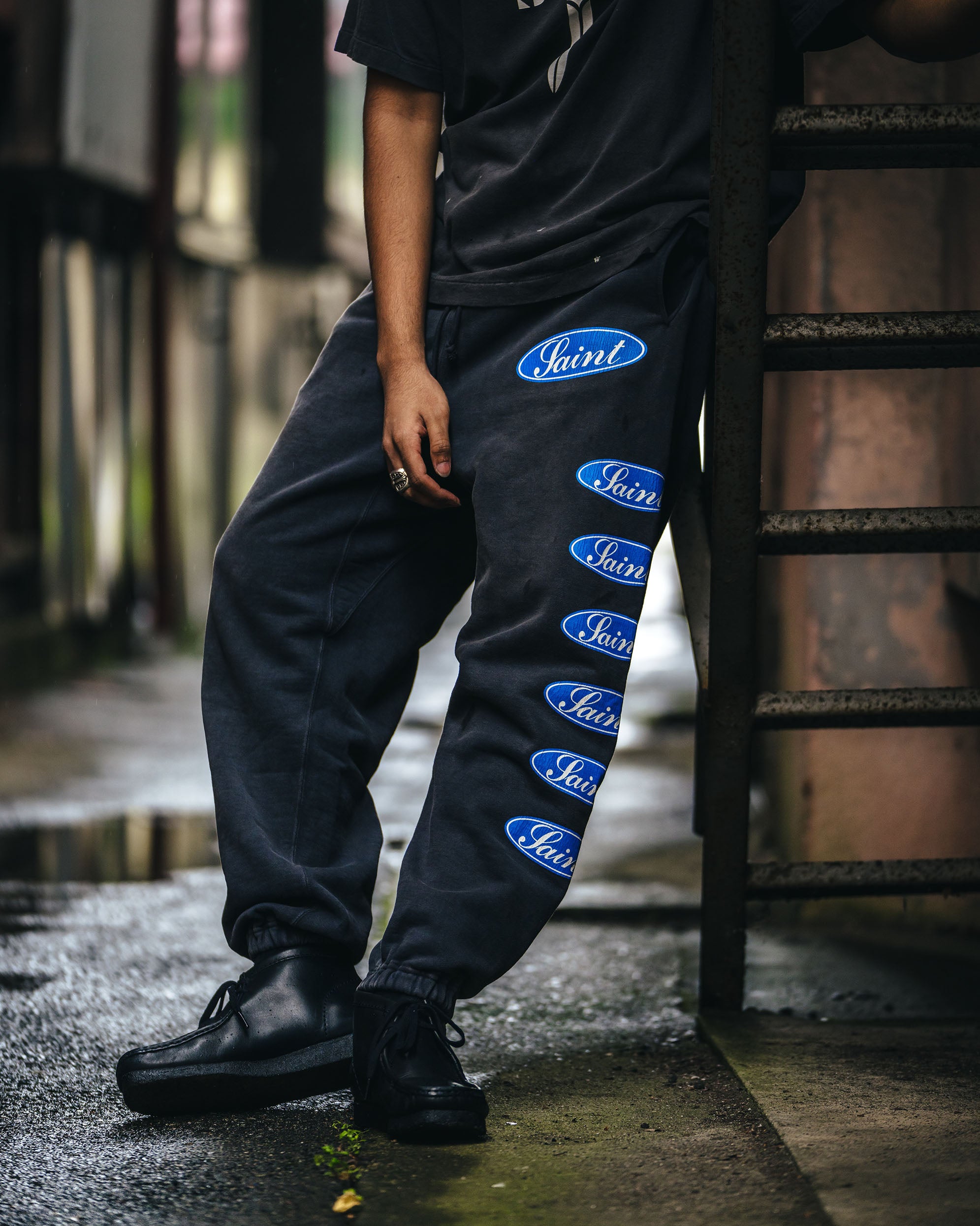 SAINT Mxxxxxx]SWEAT PANTS/LOVE AMONG/BLACK(SM-HR1-0000-061) – R&Co.