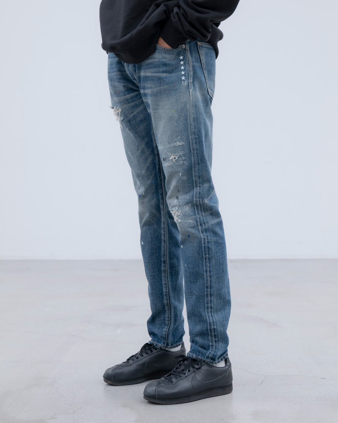 [uniform experiment]DAMAGED DENIM TAPERED-FIT JEANS(UE-262027)