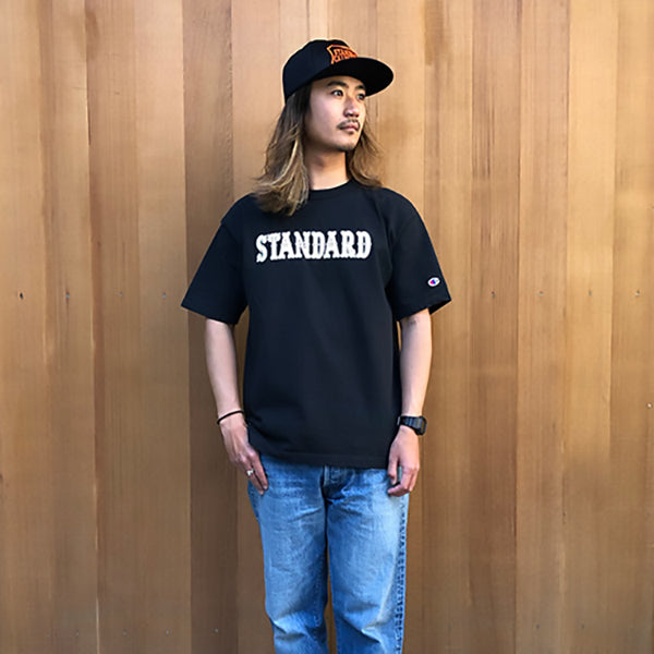 Champion × SD T1011/BLACK – R&Co.