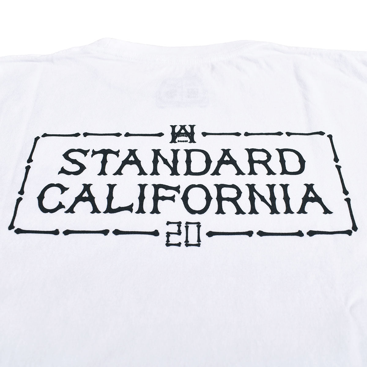 STANDARD CALIFORNIAAH × SD Logo T/WHITETSOSP – R&Co